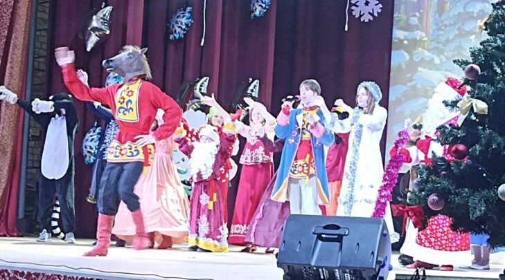 В Трубчевском РДК прошла елка для детей участников СВО