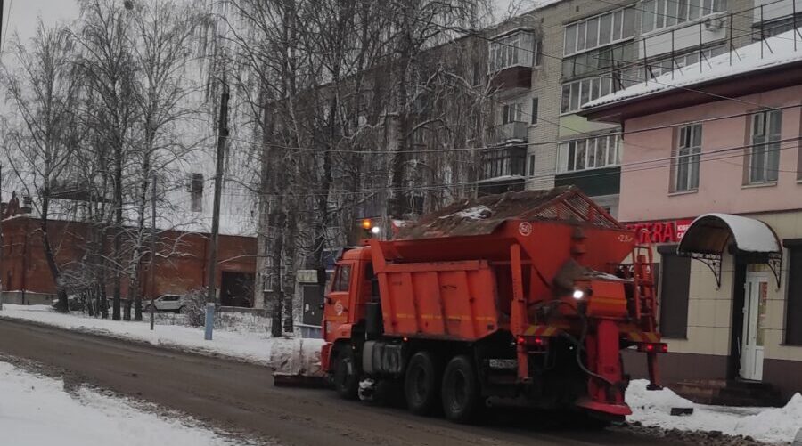 В Трубчевском районе продолжается очистка и обработка дорог после снегопада