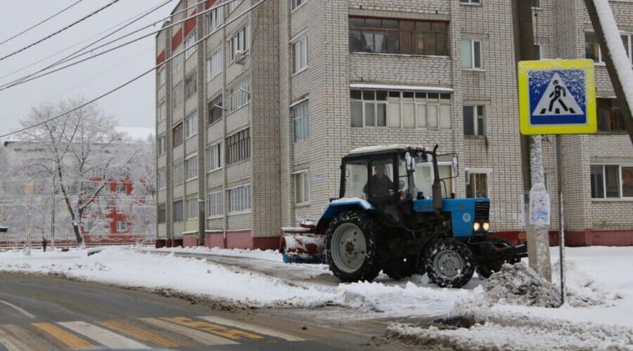 Брянские дорожники устраняют последствия первого снегопада