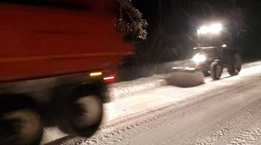 Очистка и обработка дорог Брянской области ведется круглосуточно