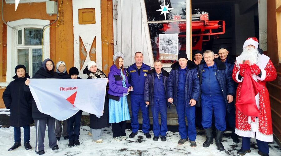 Трубчевские «Первые» приняли участие во Всероссийской акции «Российский детский Дед Мороз»