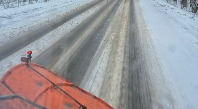 Дороги Брянской области чистят от снега и обрабатывают круглосуточно