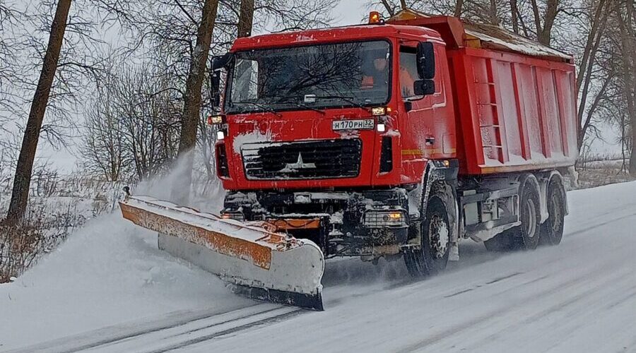 Трубчевские дорожники ведут очистку от снега автодорог района