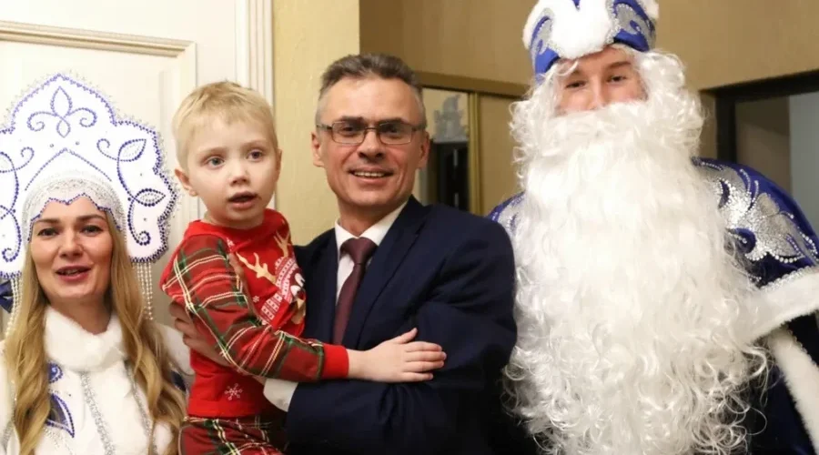 Новогодние мечты детей исполнил брянский мэр Александр Макаров