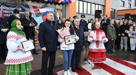 Глава Брянщины вручил ключи от квартир детям-сиротам в доме, построенном белорусами