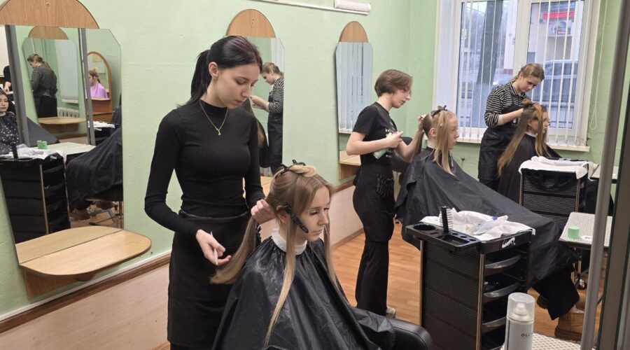 Олимпиада по парикмахерскому искусству прошла в Брянском техникуме