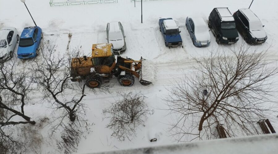 В Трубчевском районе продолжается расчистка автодорог от снега