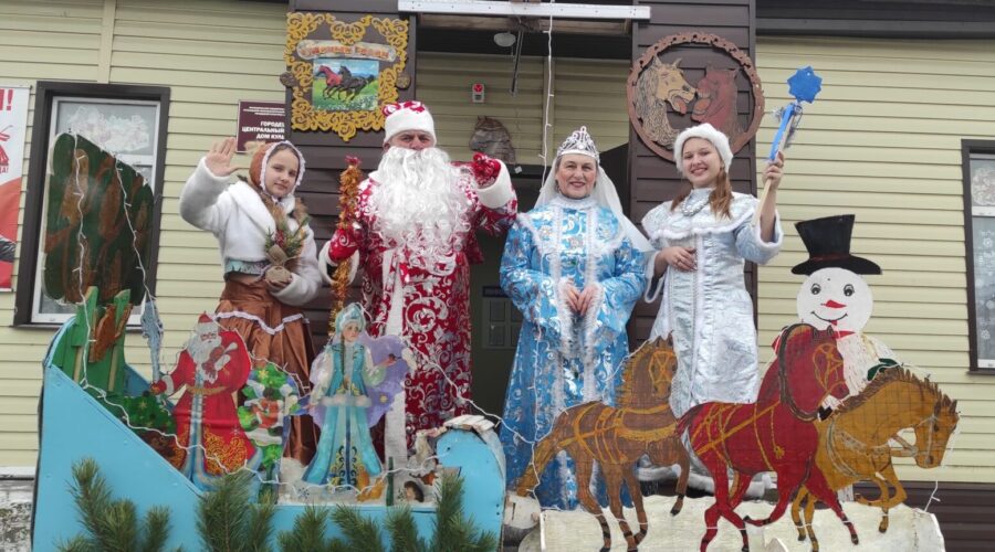 На крыльце Городецкого СДК Трубчевского района — праздничная фотозона