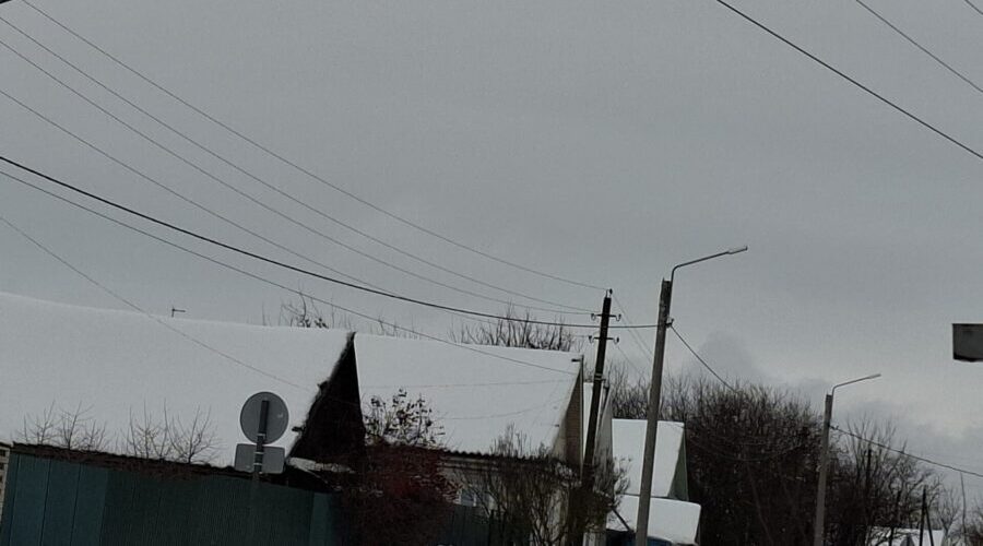 Трубчевские электрики оперативно устраняют последствия ледяного дождя