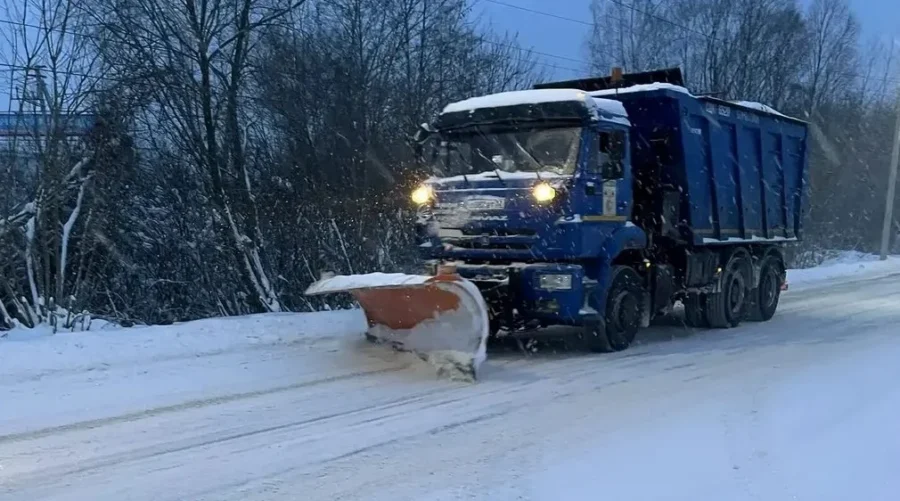 На Брянщине устраняют последствия снегопада и ледяного дождя