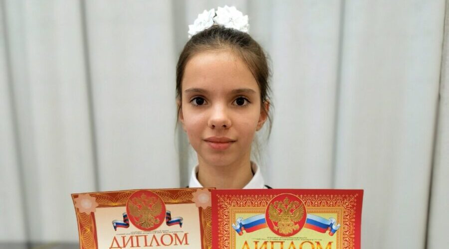 Школьница из трубчевской Белой Березки прекрасно выступила на областном конкурсе чтецов