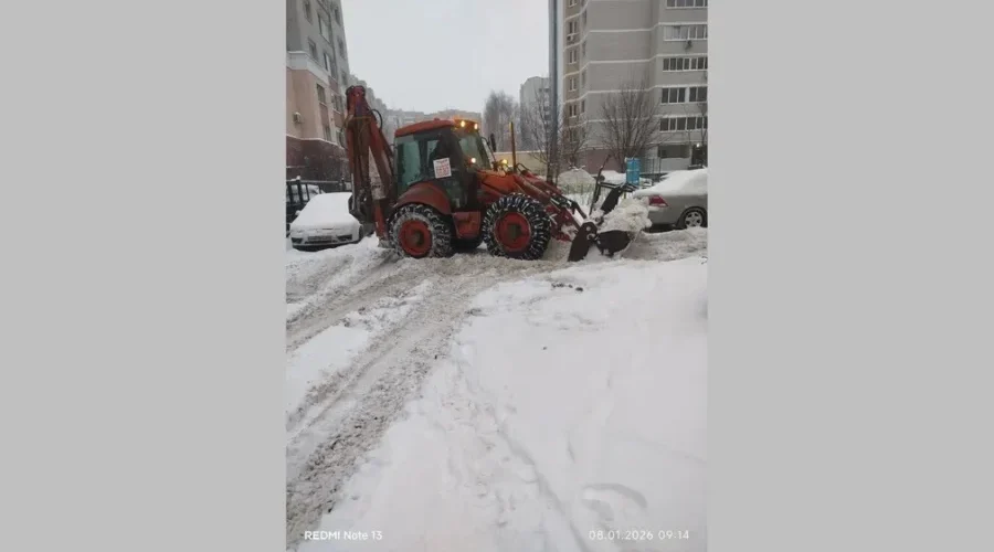 Брянские дворы очищают от снега