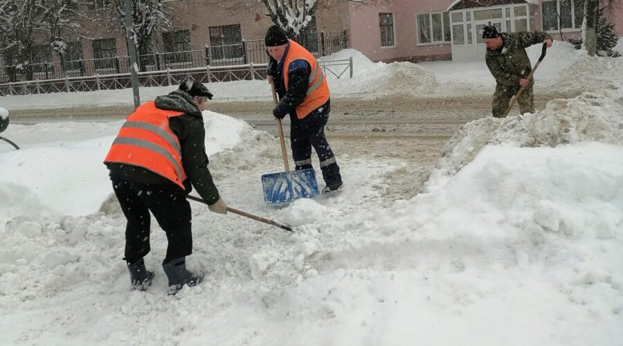 В Карачевском и Красногорском районах, а также в Дятьково продолжают уборку снега