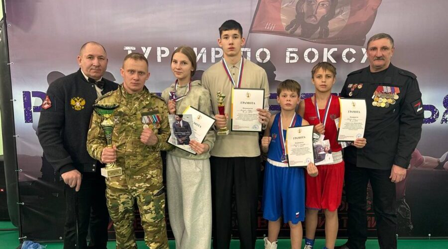 «Работайте, братья!»: трубчевские боксеры привезли золото и командный кубок из Комаричей