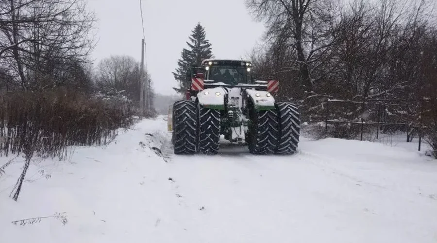 Продолжается уборка снега на дорогах Выгоничского района