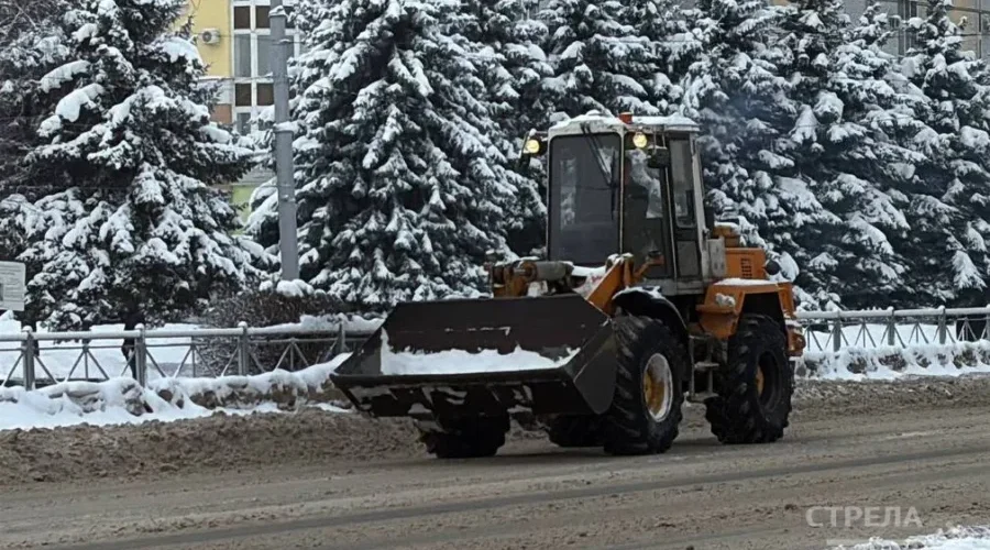 Коммунальщики и дорожники Брянска ликвидируют последствия снегопада