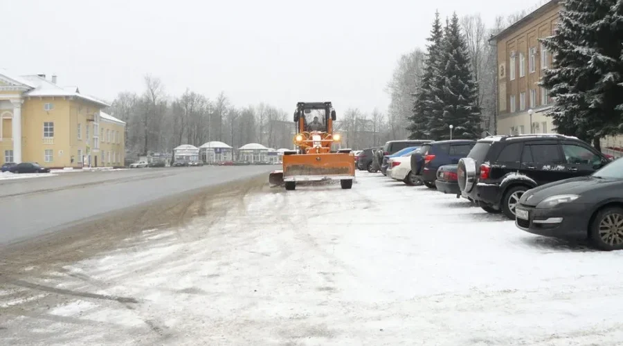 Активно чистят дороги от снега в Дятьково, Клетне и Новозыбкове