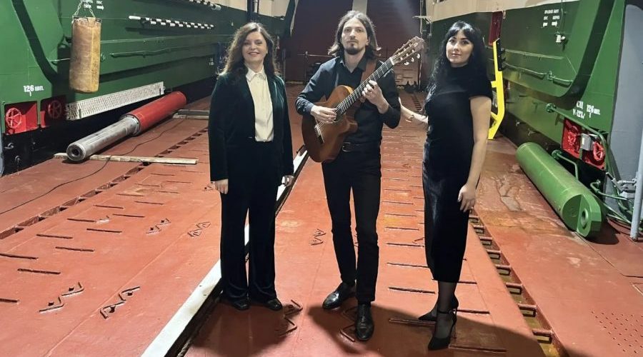 Концерт в трюме боевого корабля дали брянские музыканты