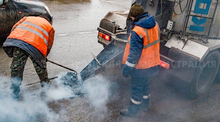 На брянских дорогах идет ремонт при помощи «Кохера» и рециклеров