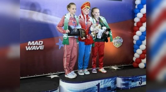 Юная брянская пловчиха стала призером соревнований в Москве