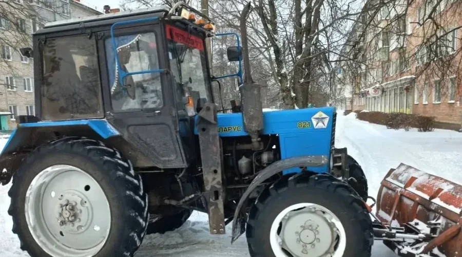 Управляющие компании убирают снег во дворах Брянска и районов области