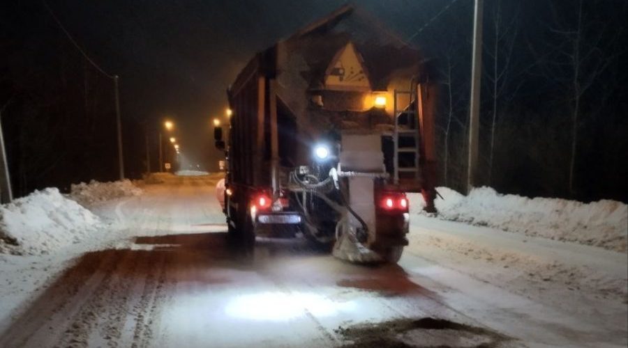 Работы по очистке и обработке автодорог Брянской области ведутся в круглосуточном режиме