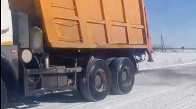 На Брянщине продолжают очищать и обрабатывать дороги от гололеда