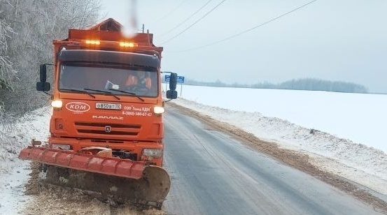 На Брянщине продолжают очищать и обрабатывать автодороги