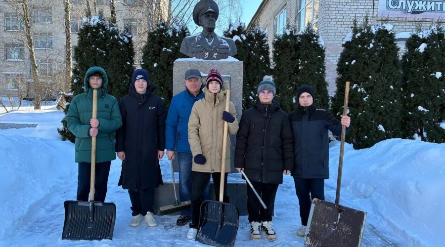 Трубчевские школьники почтили память воинов-интернационалистов