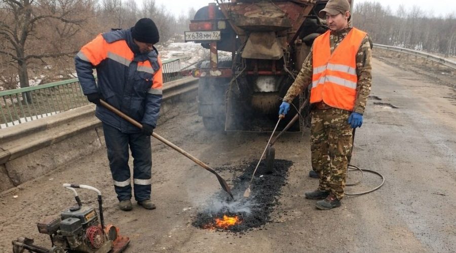 В Комаричах Брянской области дорожники начали ямочный ремонт