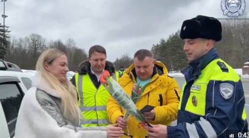 Сотрудники ГАИ Брянской области поздравили женщин-водителей