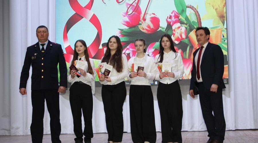 Девушкам в Климово торжественно вручили паспорта