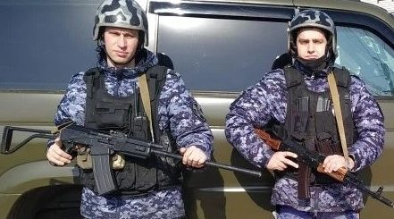 Сотрудники Росгвардии помогли пострадавшему водителю от атаки дрона ВСУ в Брянской области