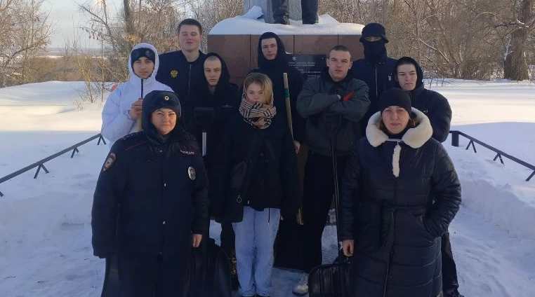 Трубчевская молодежь привела в порядок памятник на Красноармейской площади