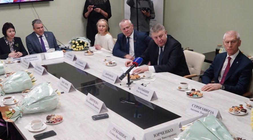 Брянский губернатор Александр Богомаз встретился с мамами и вдовами погибших Героев