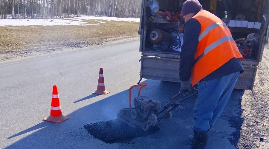 Трубчевские дорожные службы дали старт ремонту своих магистралей