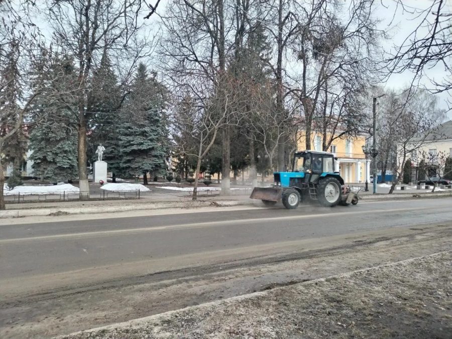 В Трубчевске стартовали работы по уборке песка и пыли с городских дорог и тротуаров