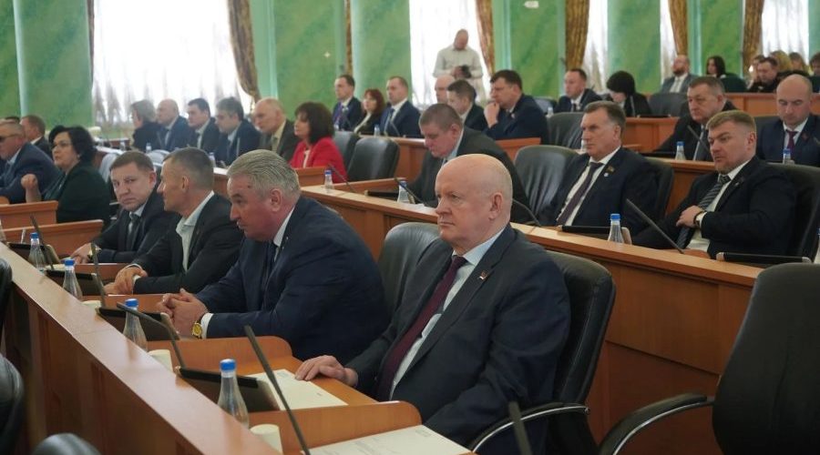 Депутаты облдумы увеличили выплаты при заключении контракта