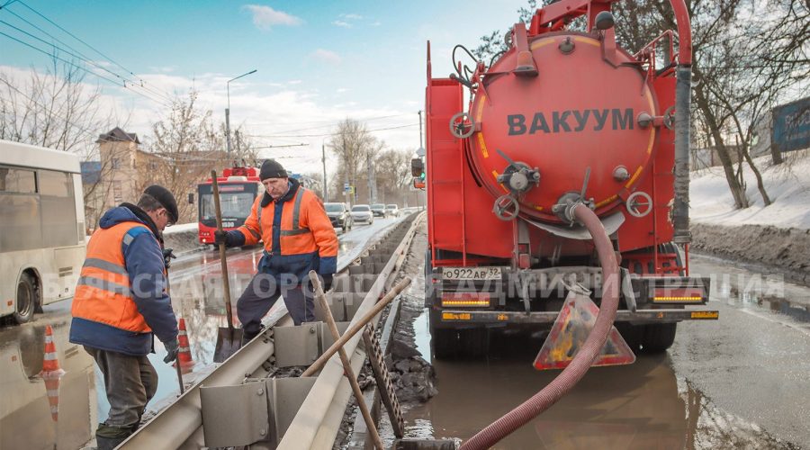 В Брянске ливнёвки чистят вакуумом