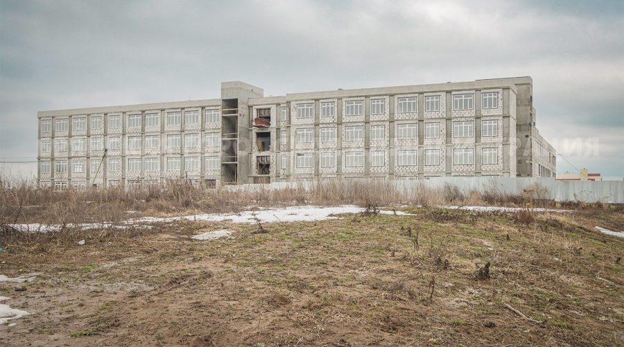 Завершается монтаж крыши в новой брянской школе на улице Амосова