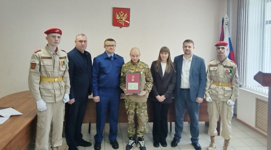 Герою СВО из Выгоничей Брянской области вручили медаль Суворова