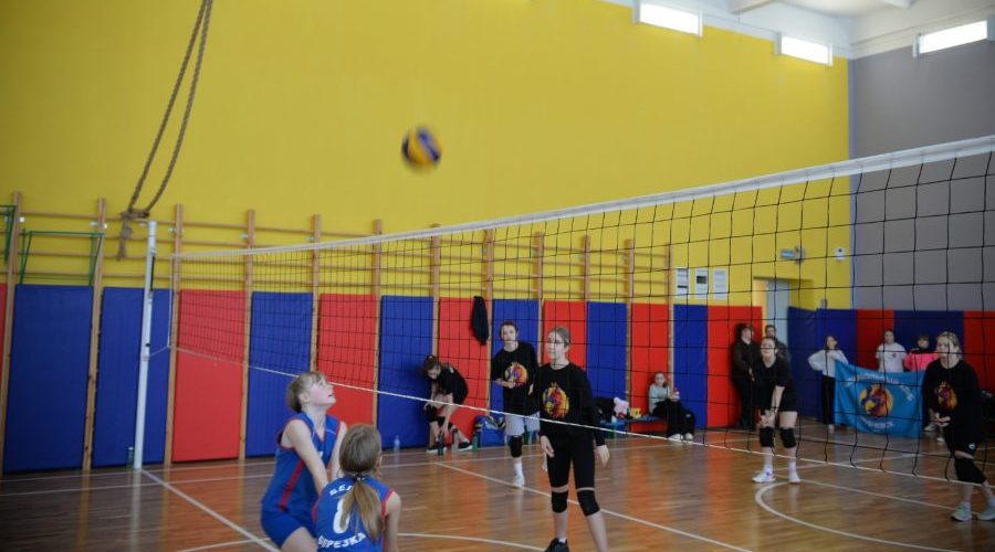 В Трубчевске прошел волейбольный турнир среди девушек, посвященный 8 Марта