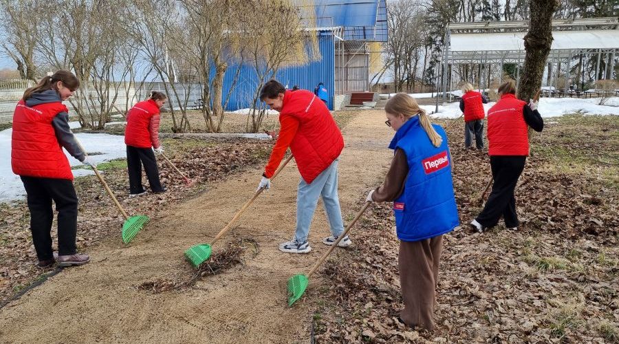 Трубчевские волонтеры — активисты «Движения первых» провели уборку в горпарке