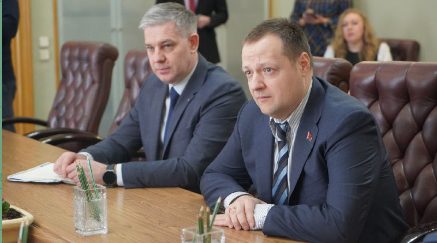 Брянский губернатор провел рабочую встречу с руководством Минского моторного завода