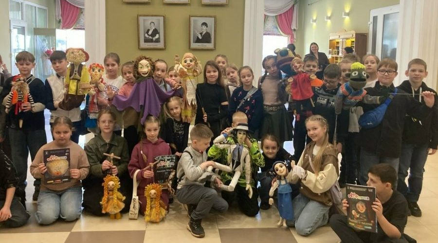 Для брянских школьников провели встречу с художником-скульптором