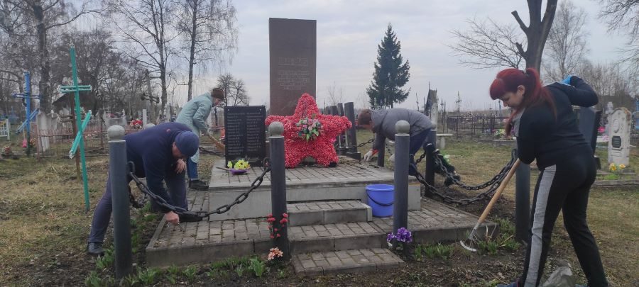 В Трубчевском районе проводят уборку памятников и мемориалов