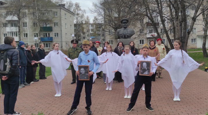 Трубчевские активисты «Движения первых» провели памятный митинг