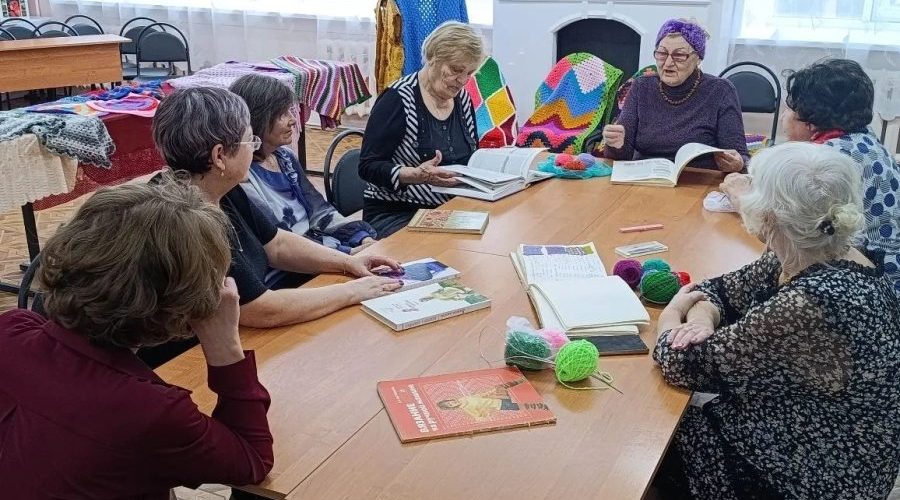 В гостях у трубчевских библиотекарей побывали участницы клуба «Активное долголетие»