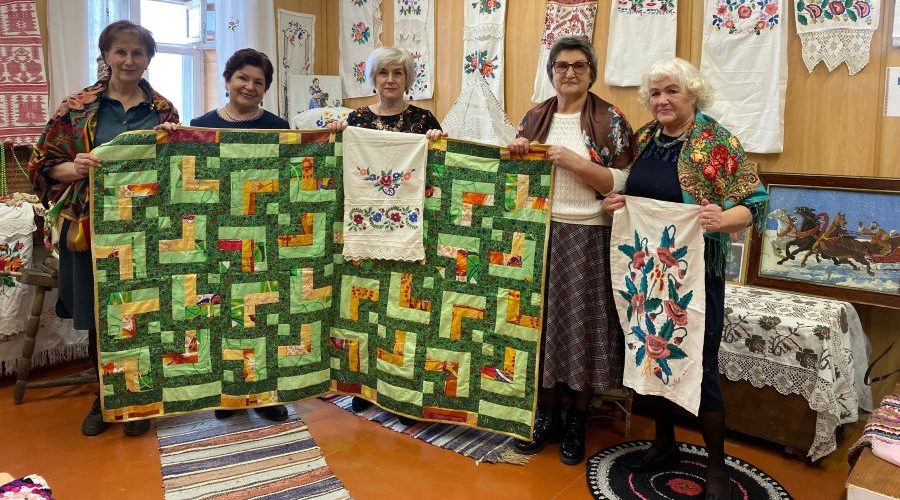 В дар Трубчевской библиотеке – лоскутное одеяло и семейные реликвии