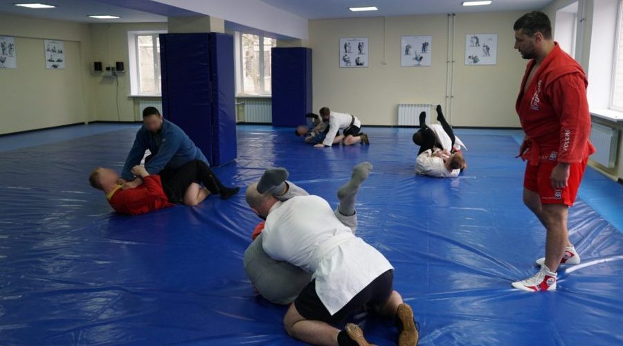 Чемпион мира по самбо Артем Осипенко провёл мастер-класс для росгвардейцев в Брянске